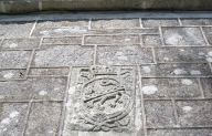 Escudo na Igrexa de San Vicente