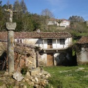 Cruceiro e casa en Anllns